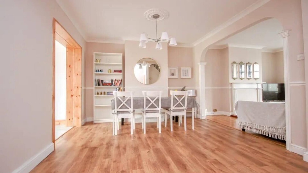 Southwick House | Beautiful and Spacious Home! Easy transport links to the city centre and beach