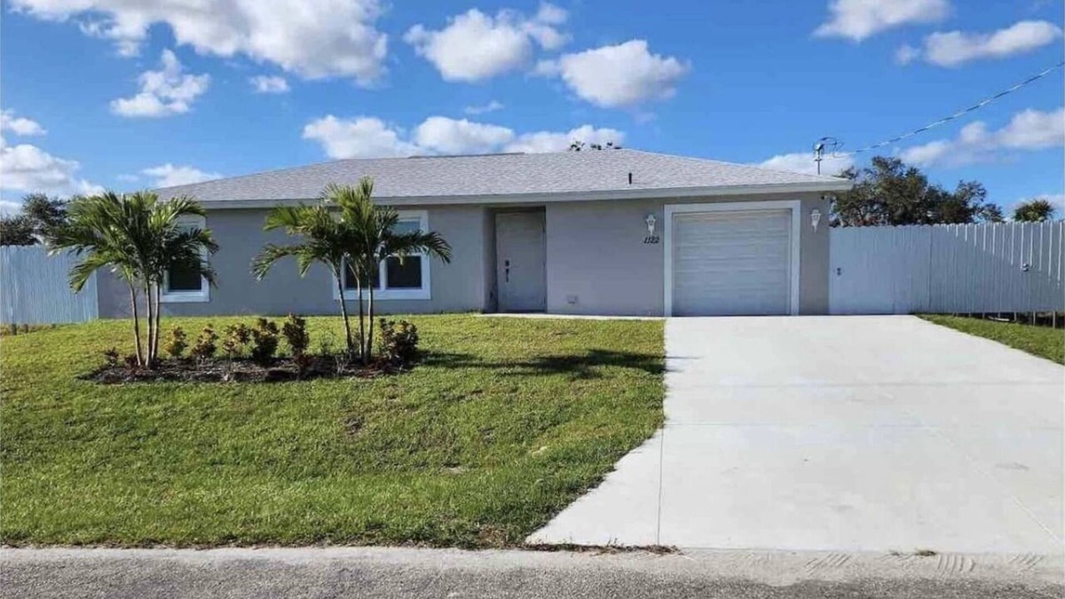 Moore Haven House | Beautiful, and spacious home located just 40 minutes east of Fort Myers