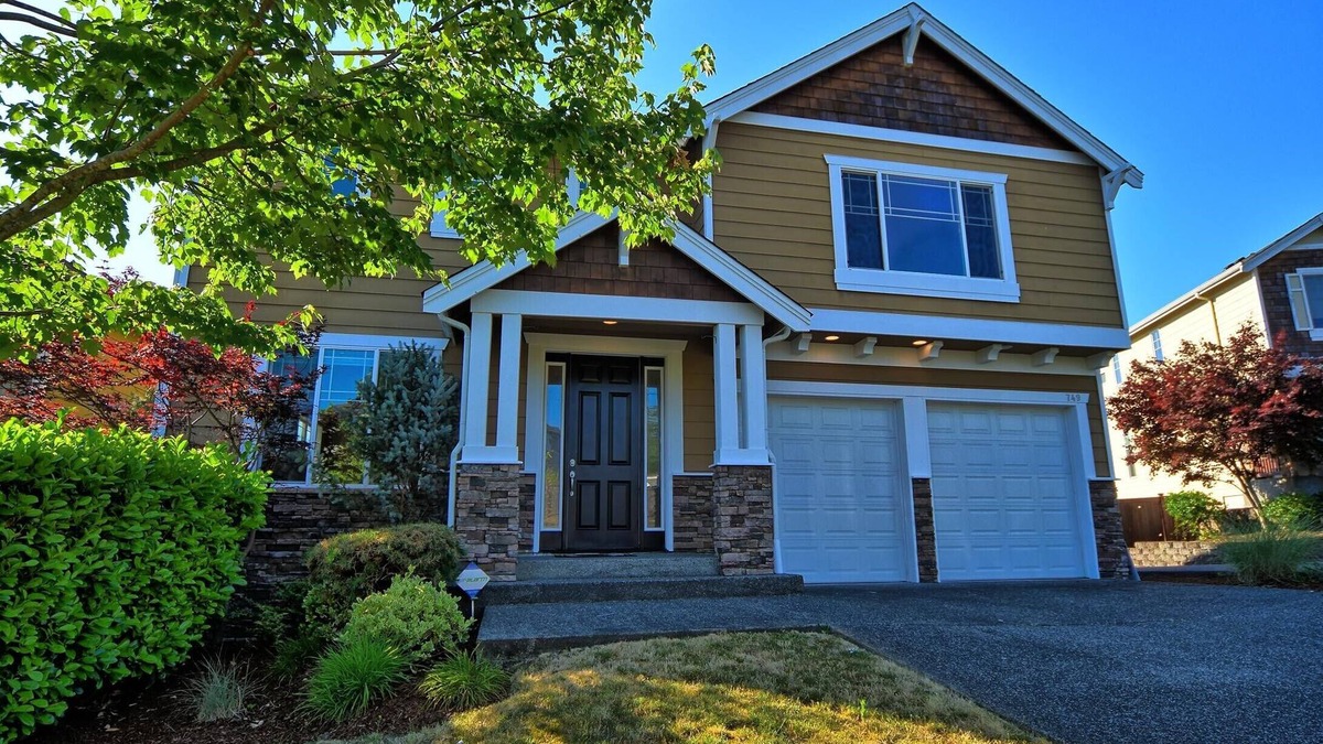 Renton House | Beautiful and Spacious!Your Home Away from Home. With AC