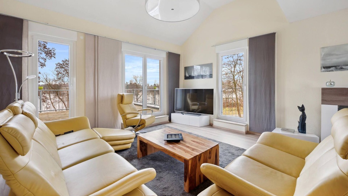Oberhavel House | Beautiful and tasteful vacation home directly on the lake.