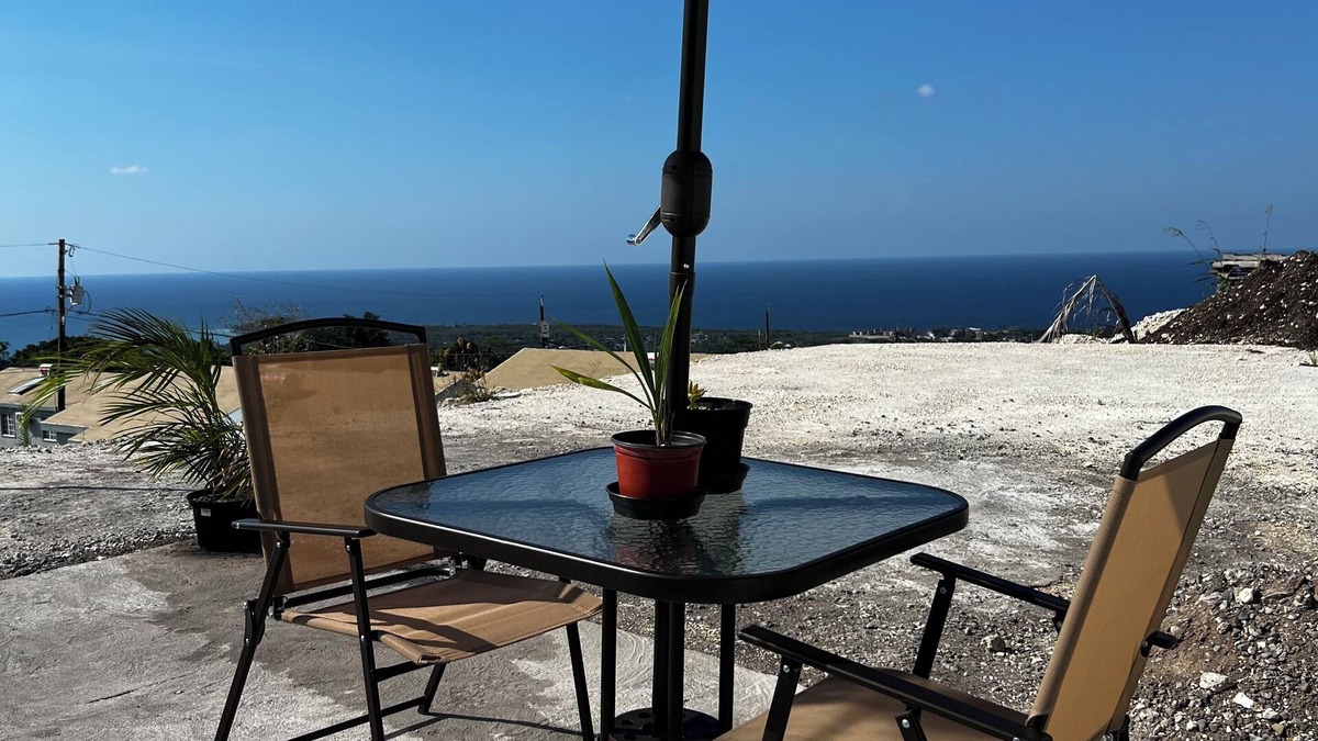 Discovery Bay House | Beautiful and tranquil 2-bedroom, 2 Bathroom house in delightful Discovery Bay.