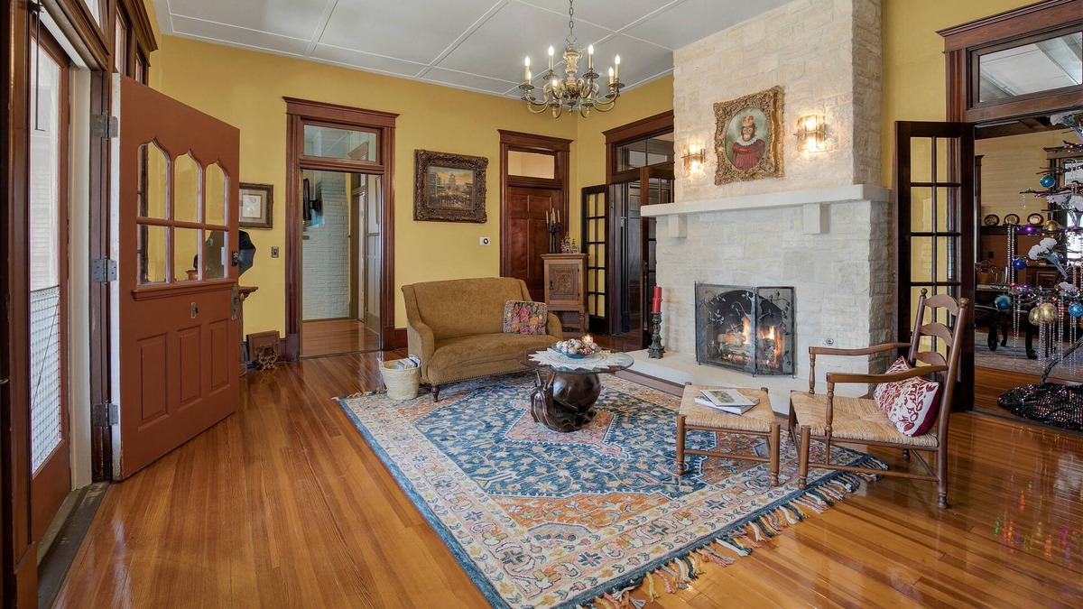 Comfort House | Beautiful and Unique Home with Fireplace and Pool!