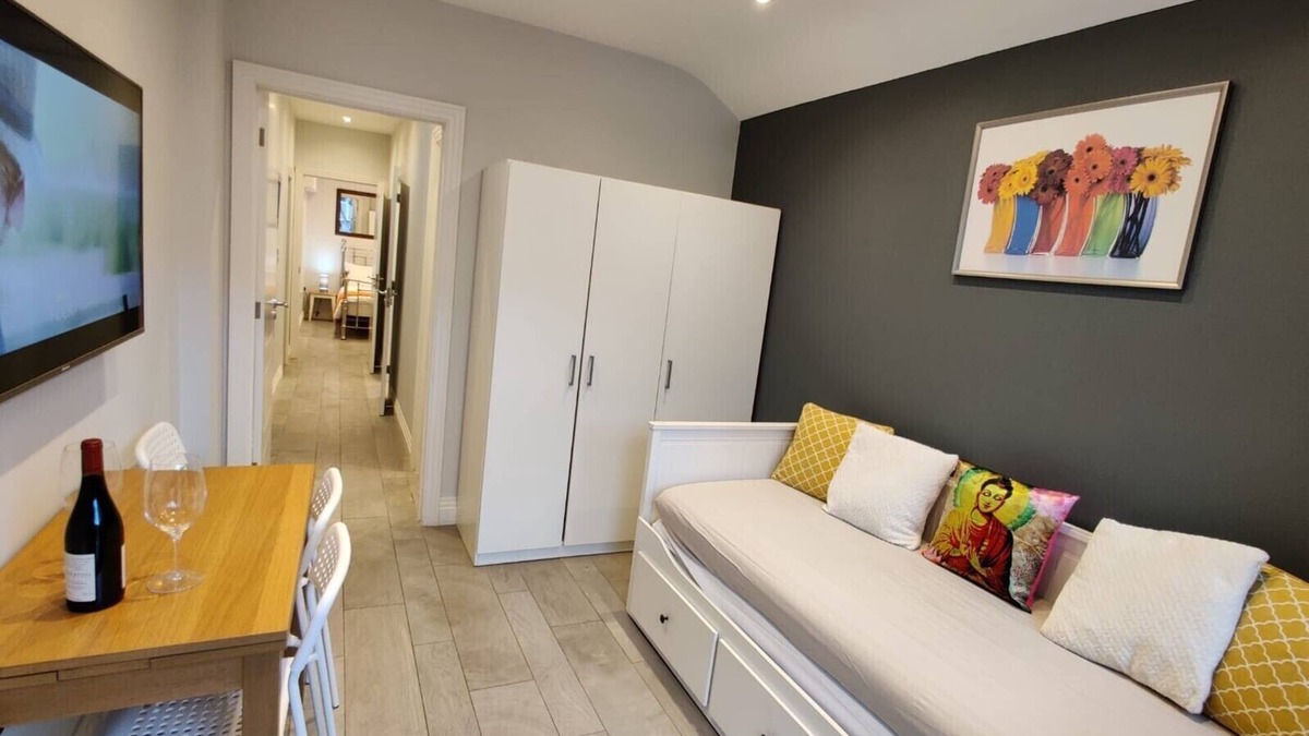 Pinner South House | Beautiful Annexe Apartment. Own Entrance | Kitchen |Garden | WiFi | Walk to Tube