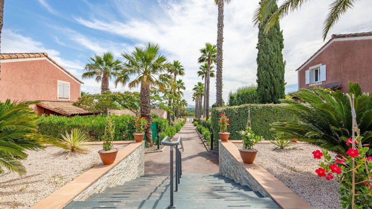 La Rouviere Apartment | Beautiful apartment for 4 guests with A/C, pool, WIFI, TV, patio and parking