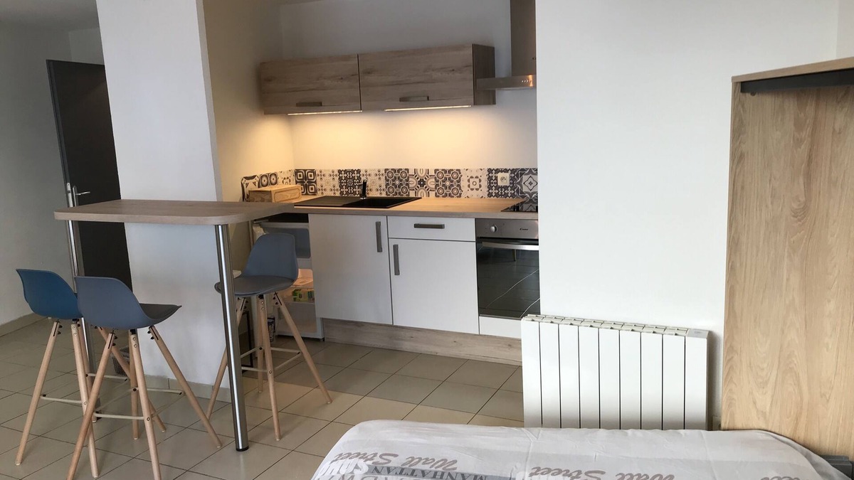 Chalon-sur-Saone Apartment | Beautiful apartment in a good location renovated to new quality bedding