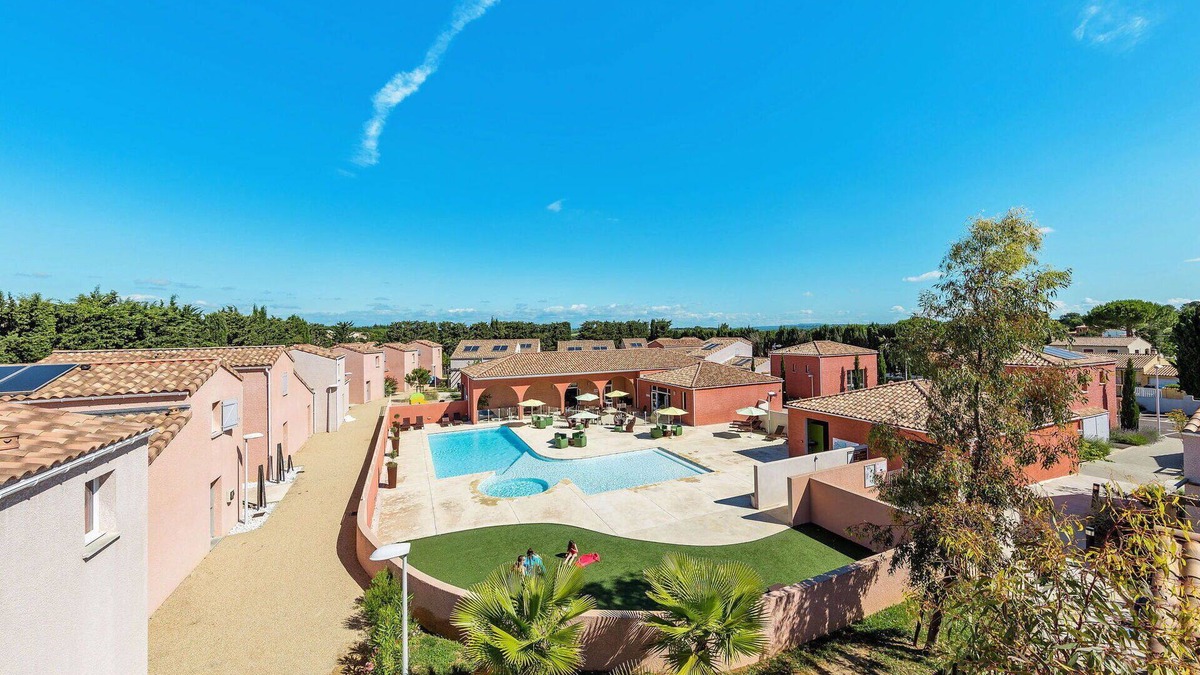 Saint-Christol House | Beautiful apartment in villa for 4 guests with pool, WIFI, TV, terrace, pets allowed and parking