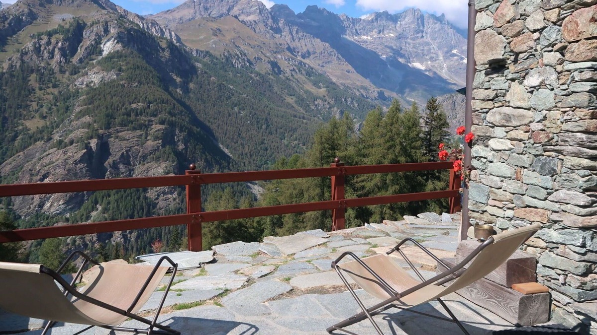 Valtournenche Apartment | Beautiful apartment for 2 guests with patio, pets allowed and parking