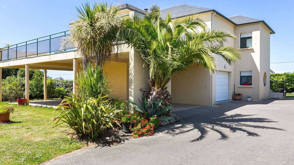 Plougonvelin Apartment | Beautiful apartment for 2 people with WIFI, TV, patio, pets allowed and parking