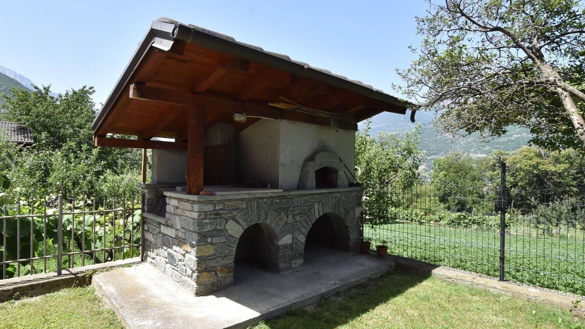 Fenis Apartment | Beautiful apartment for 4 people with WIFI, pool, TV, terrace, pets allowed and parking
