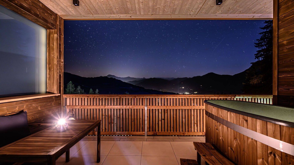 Pfarrwerfen House | Beautiful apartment in villa for 4 guests with WIFI, hot tub, TV, balcony, pets allowed and park.