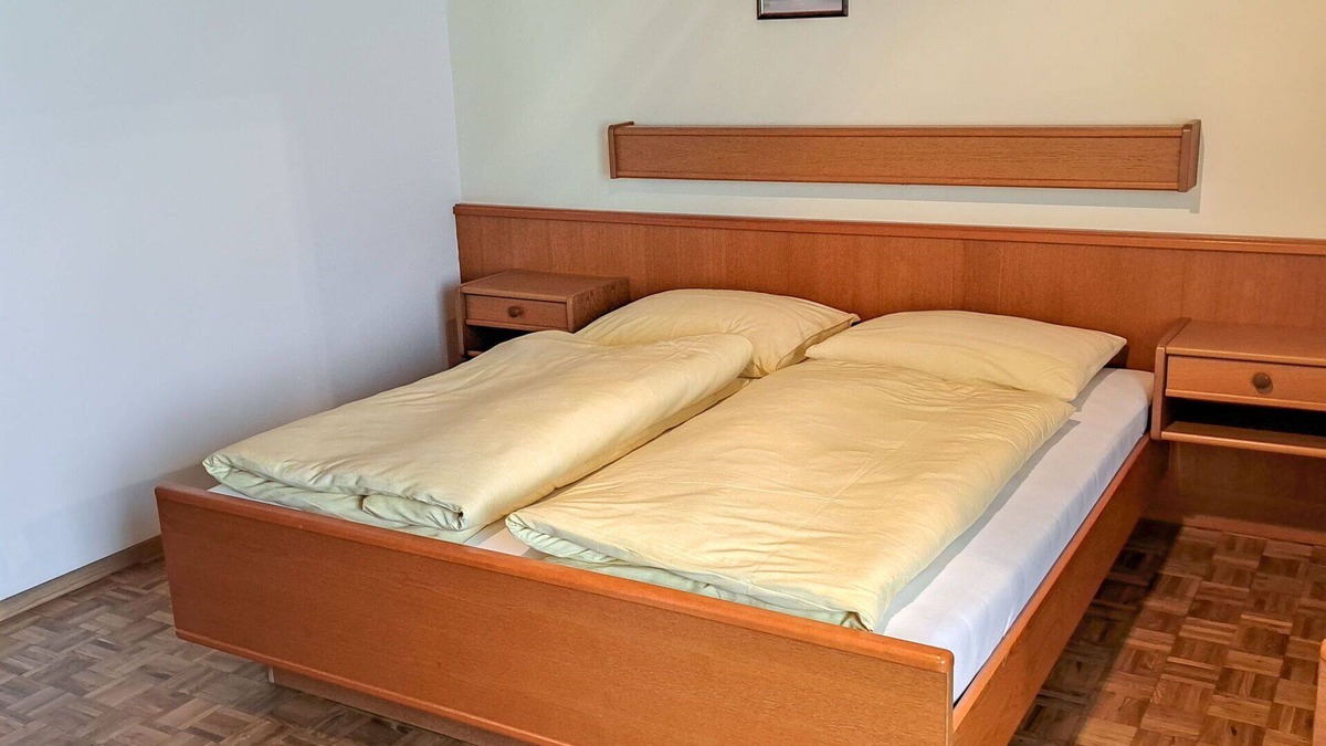Oberwang Villa | Beautiful apartment in villa for 5 guests with WIFI, TV, balcony and parking
