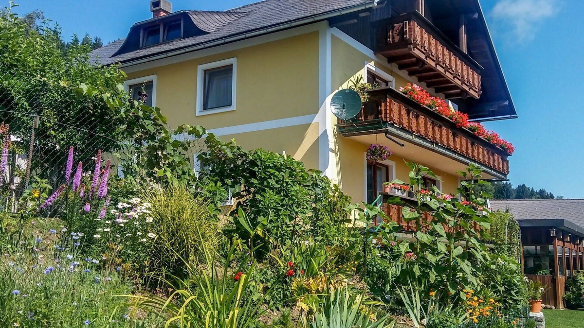 Magdalensberg Apartment | Beautiful apartment for 6 people with WIFI, pool, TV, patio, panoramic view and parking