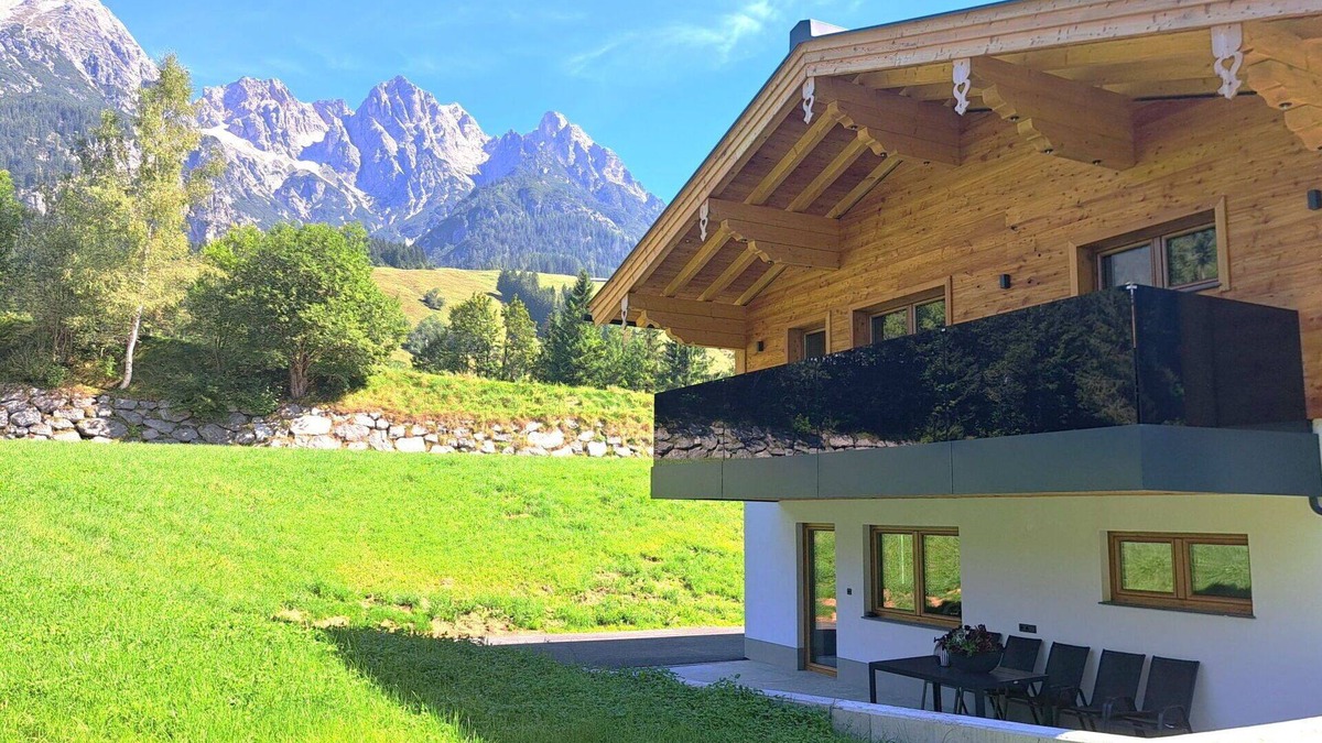 Leogang Apartment | Beautiful apartment for 6 guests with WIFI, TV, balcony and panoramic view