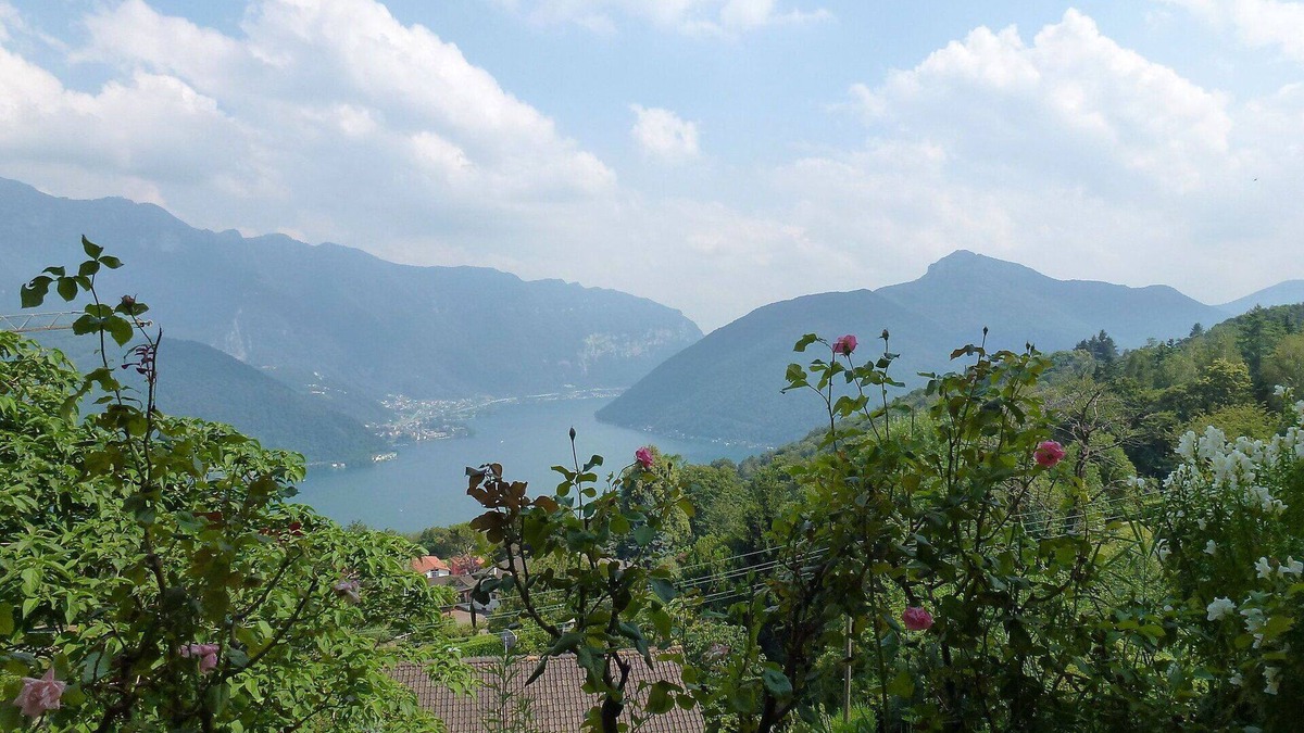 Carona Apartment | Beautiful apartment for 3 guests with WIFI, TV, patio, pets allowed, panoramic view and parking