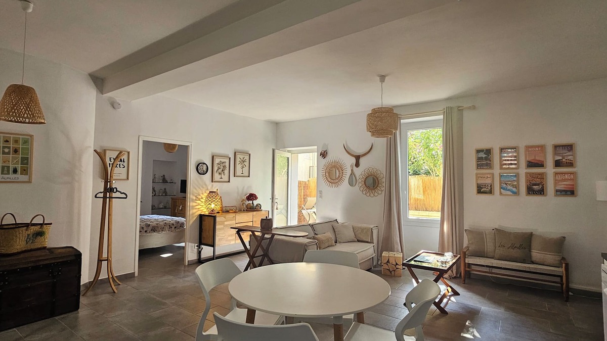 Eygalieres Apartment | Beautiful Apartment With Terrace