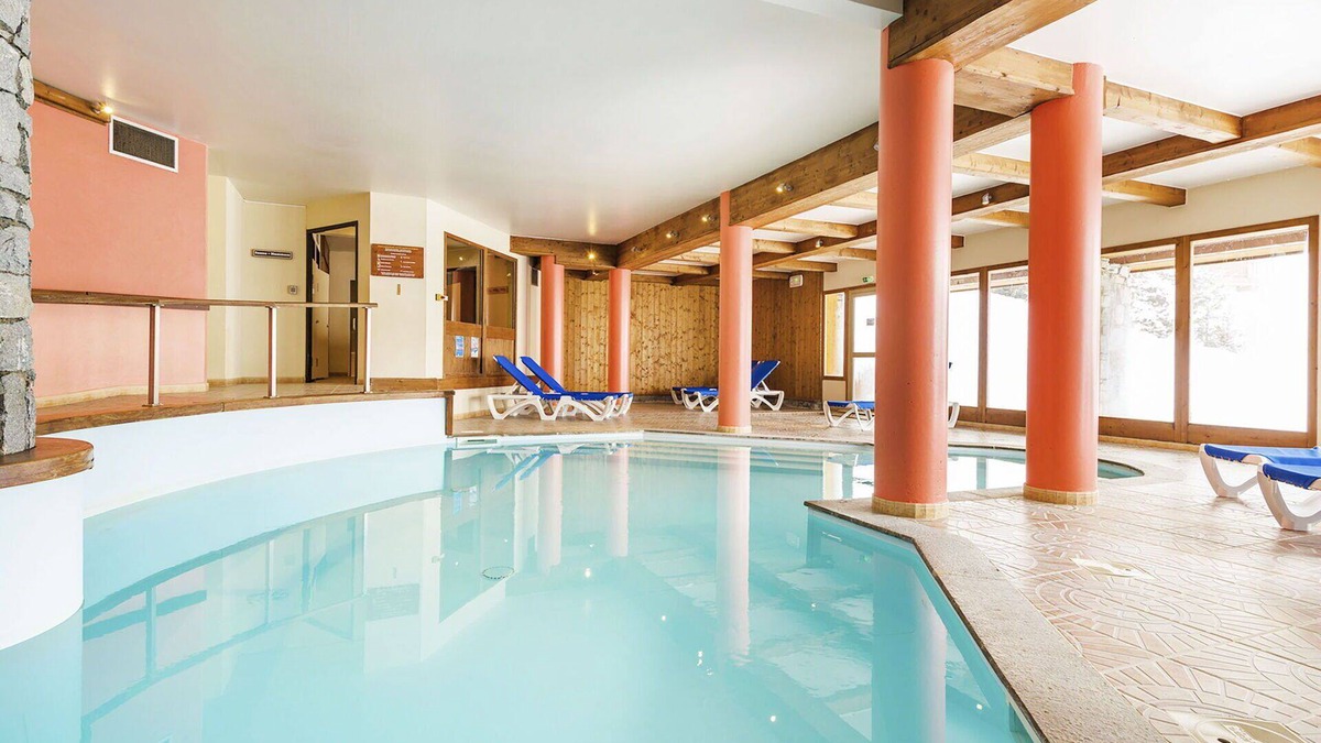 Peisey-Nancroix Apartment | Beautiful apartment for 8 guests with WIFI, pool, TV, terrace and pets allowed