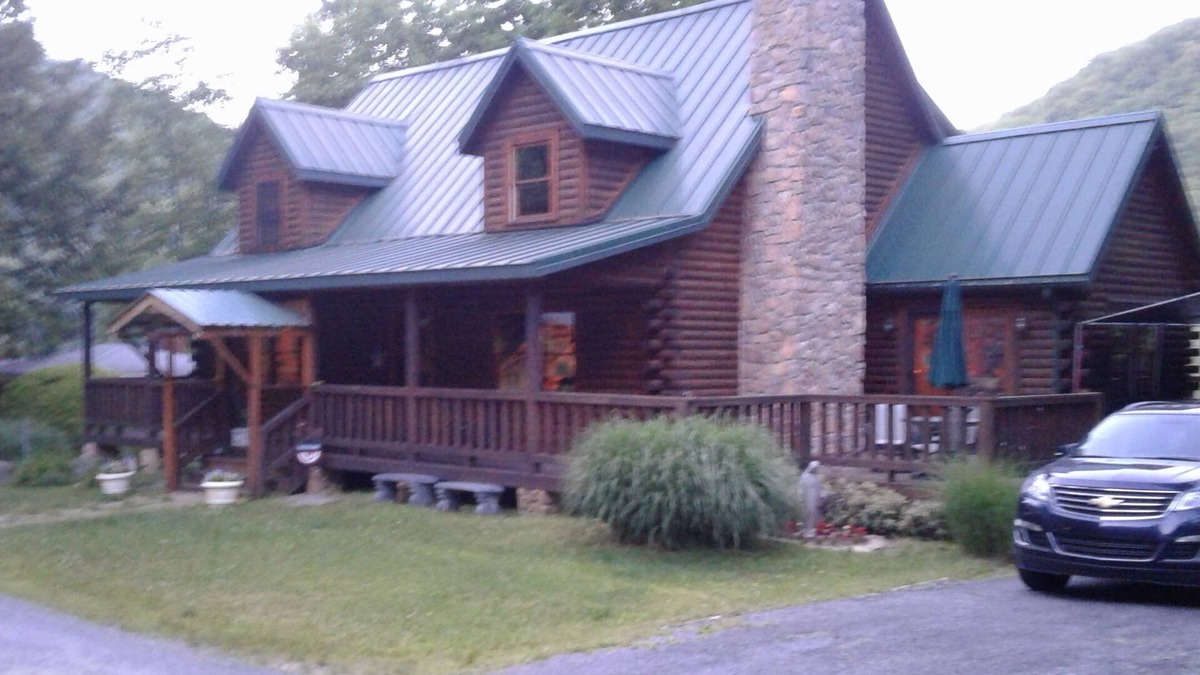 Kennerdell Apartment | Beautiful apartment in a rustic log home on theAllegheny River.