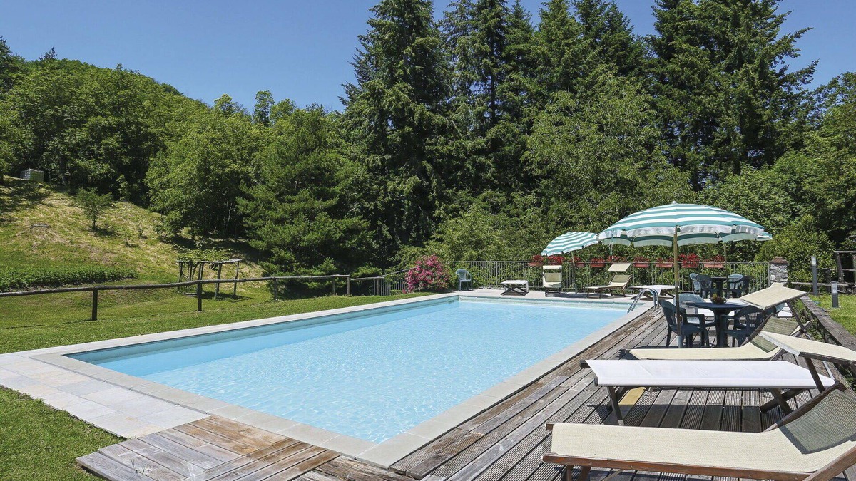 Molazzana Villa | Beautiful apartment in villa for 4 people with WIFI, pool, TV, terrace and parking