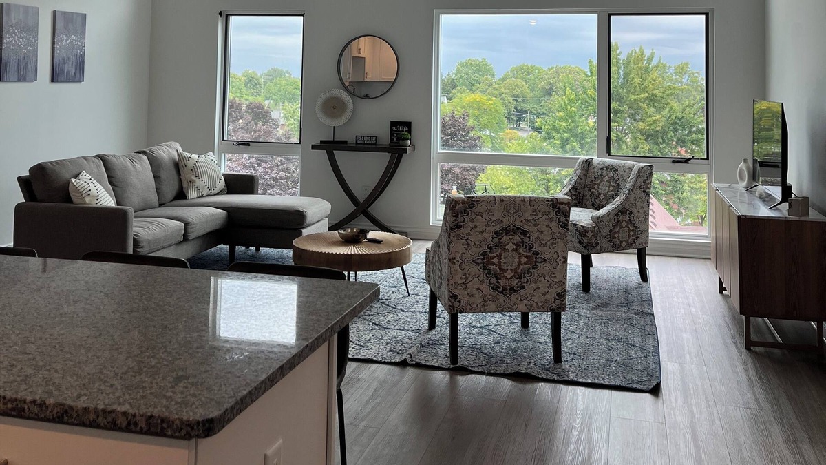 Wyandotte Apartment | Beautiful apartment located at the center of Wyandotte. Stay at the W Lofts!