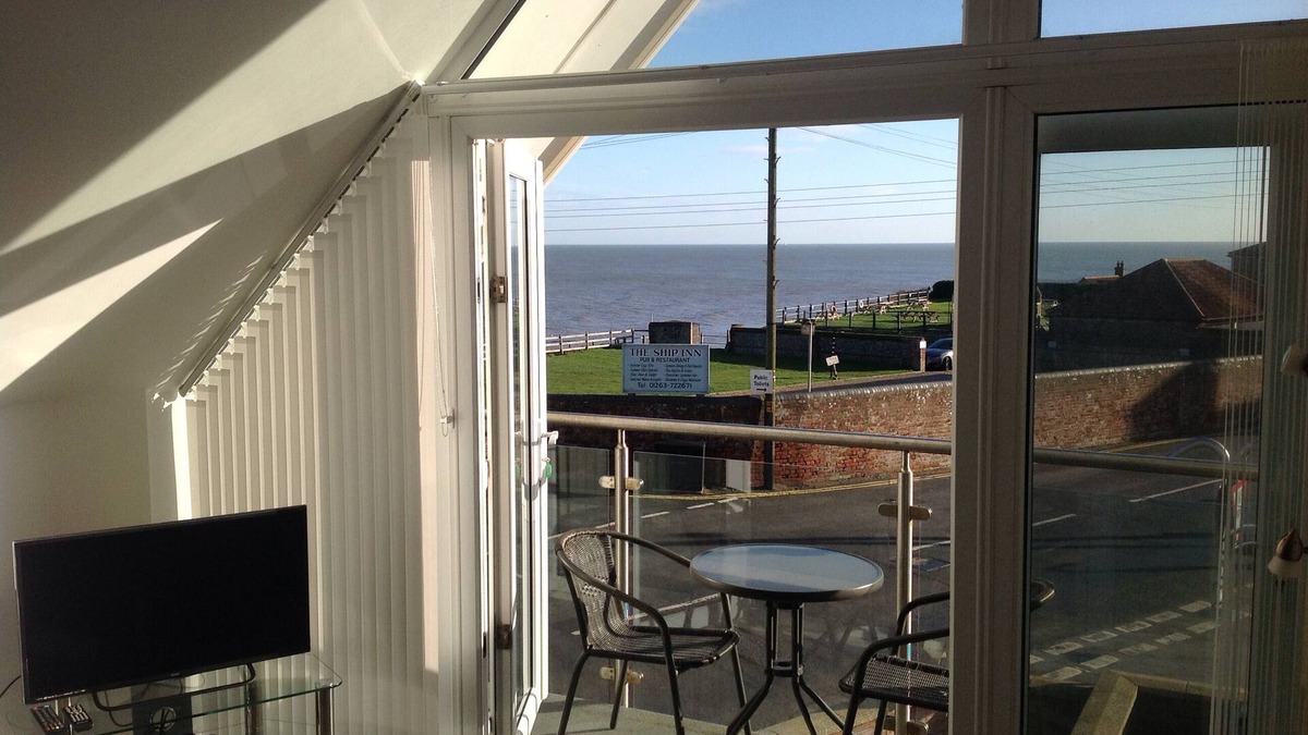 Mundesley Apartment | Beautiful apartment, sea view from the balcony, vaulted ceilings, well equipped