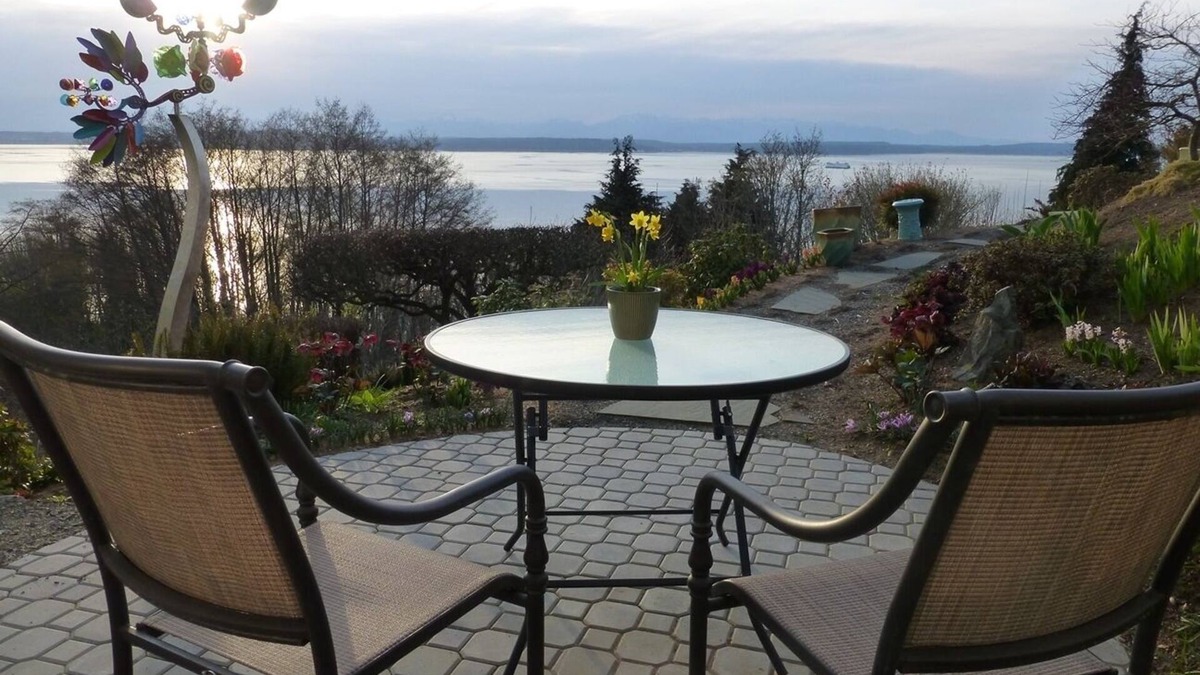 North Admiral Apartment | Beautiful Apartment with Stunning Ocean and Mountain Views