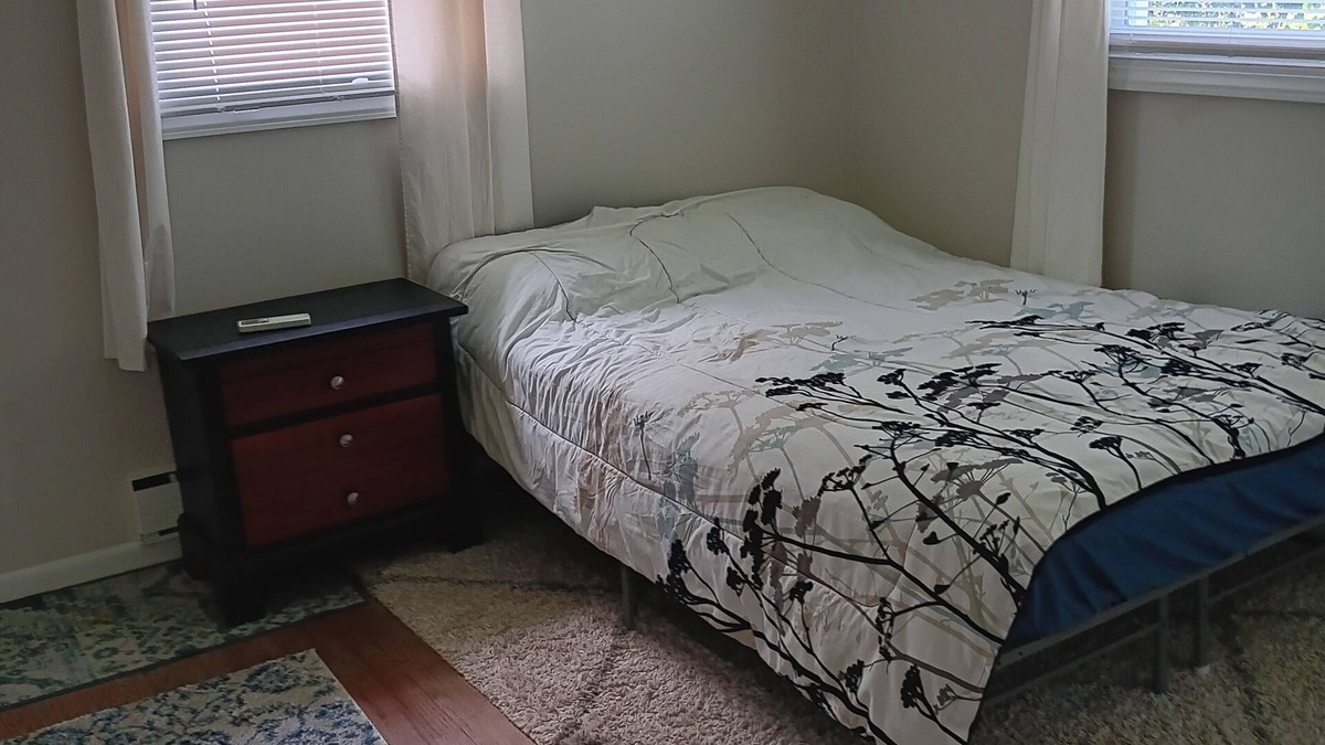 Woodbridge House | Beautiful Apt Renovated close to everything conveniently located single house