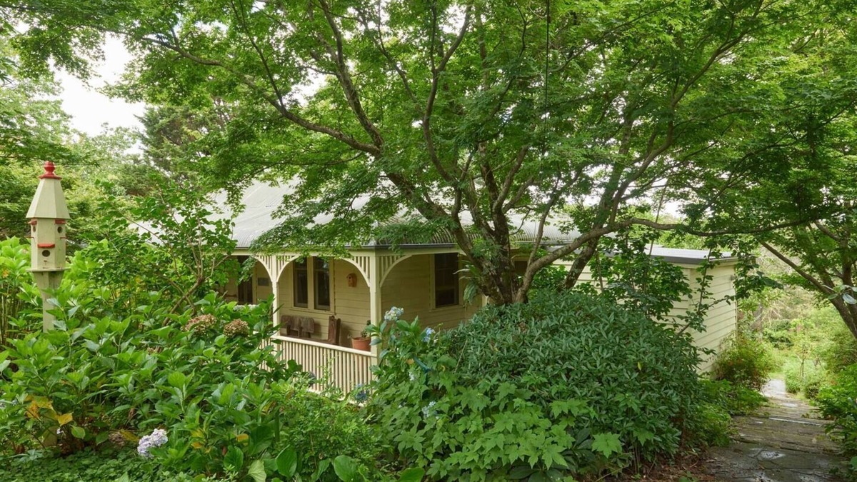 Hazelbrook Cottage | Beautiful Architecturally Designed Cottage in Blue Mountains w/Valley Views