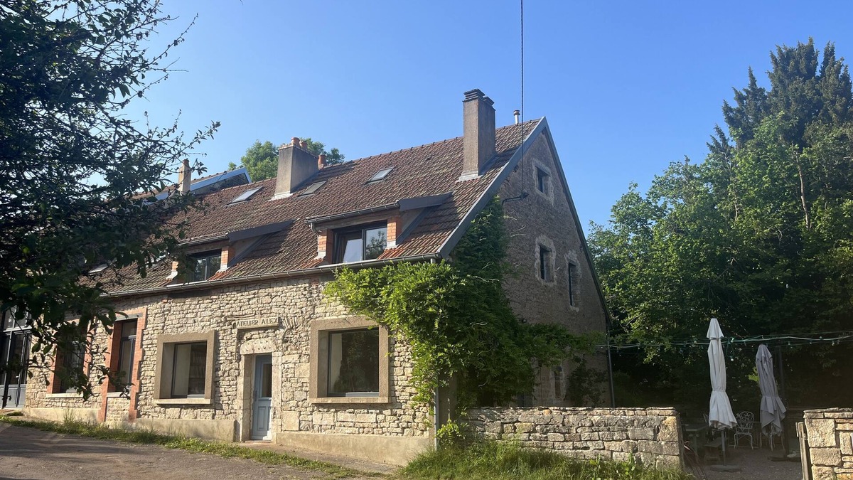 Beurizot House | Beautiful artist's house in canalside village