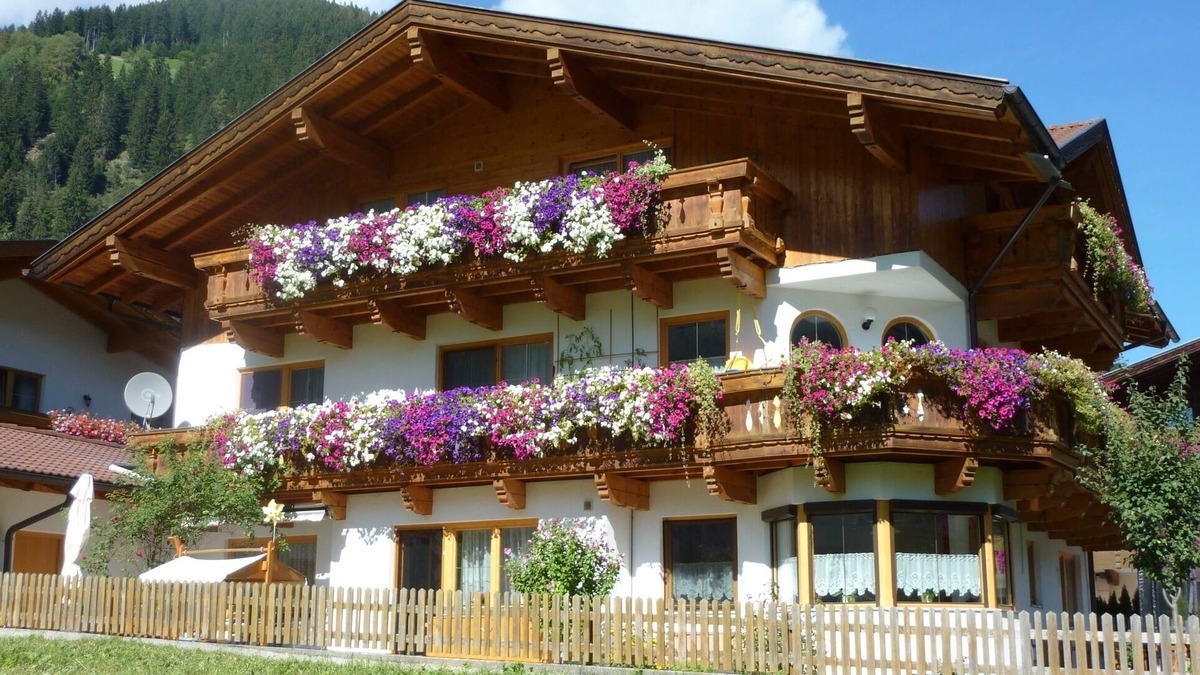 Neustift Im Stubaital Apartment | Beautiful, modern apartment in a quiet, central location with mountain views