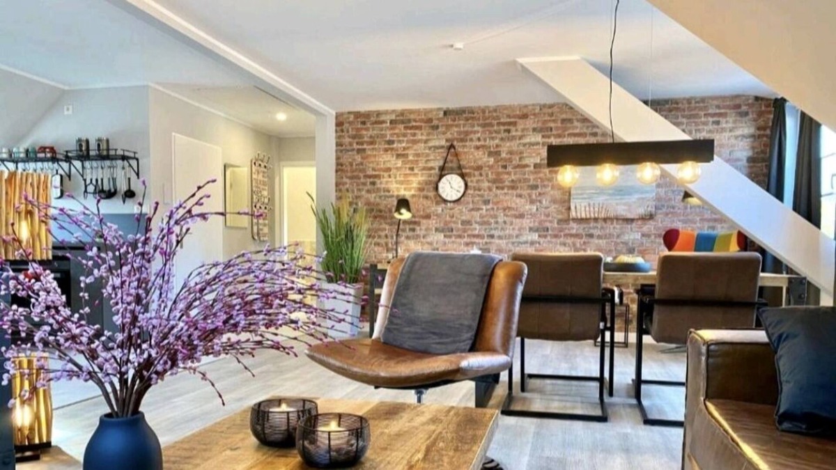 Itzehoe Apartment | Beautiful attic apartment "St. Peter-Ording" in the heart of Itzehoe