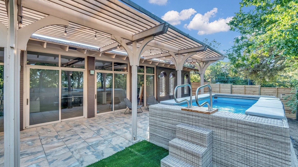 Riverside House | Beautiful Austin Retreat | Pool |Large Backyard | Sleeps 10