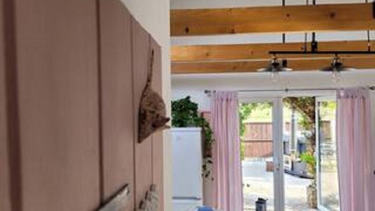 Harrietsham Cottage | Beautiful barn with private log fired hot tub overlooking the North Downs.
