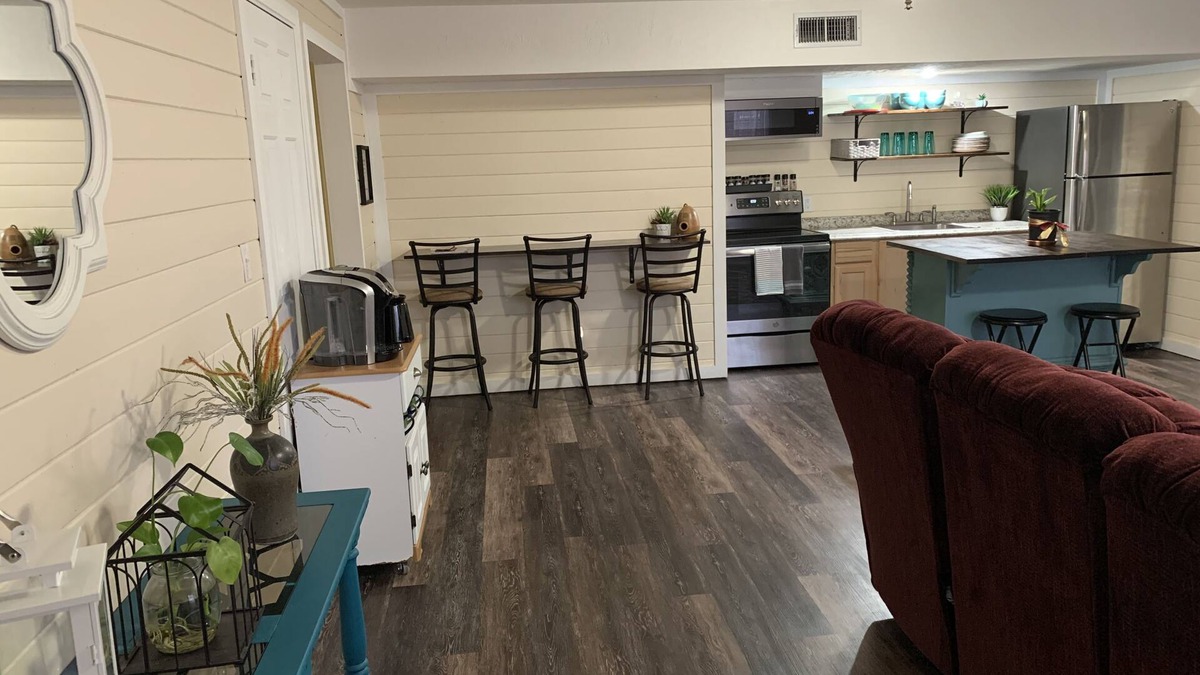 St. George House | Beautiful basement apartment near the center and outdoor paths