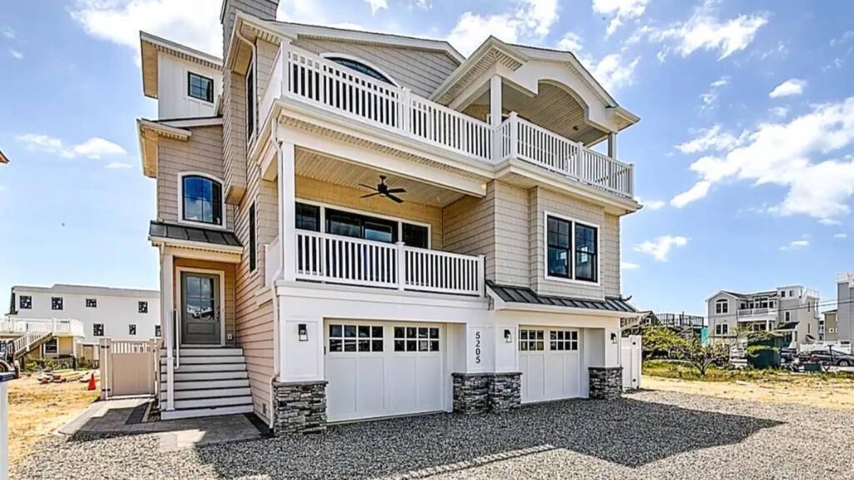 Holgate Apartment | Beautiful Bay Views with gorgeous sunsets. 5 Bdr