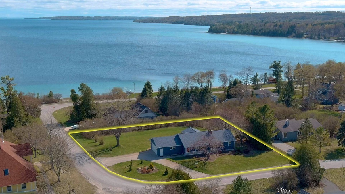 Omena House | Beautiful Bayview 3 bedroom, 3 bath home/walking distance to beach. Sleeps 9.