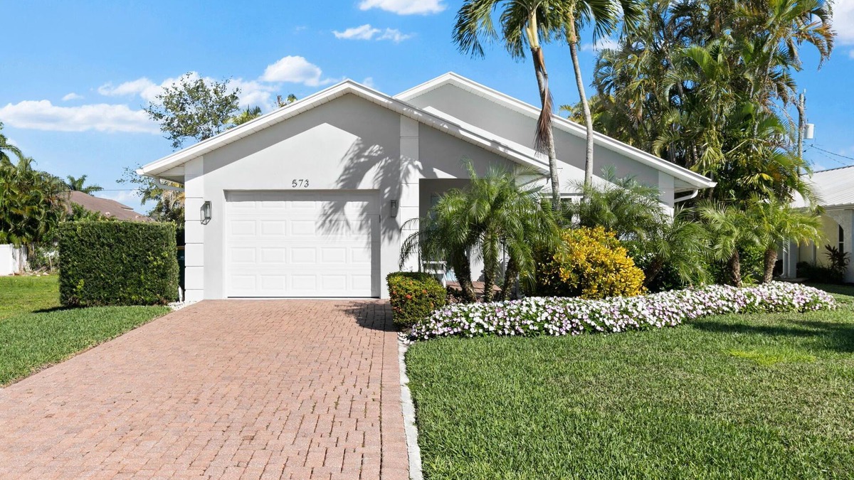 Naples Park House | Beautiful Beach Cottage