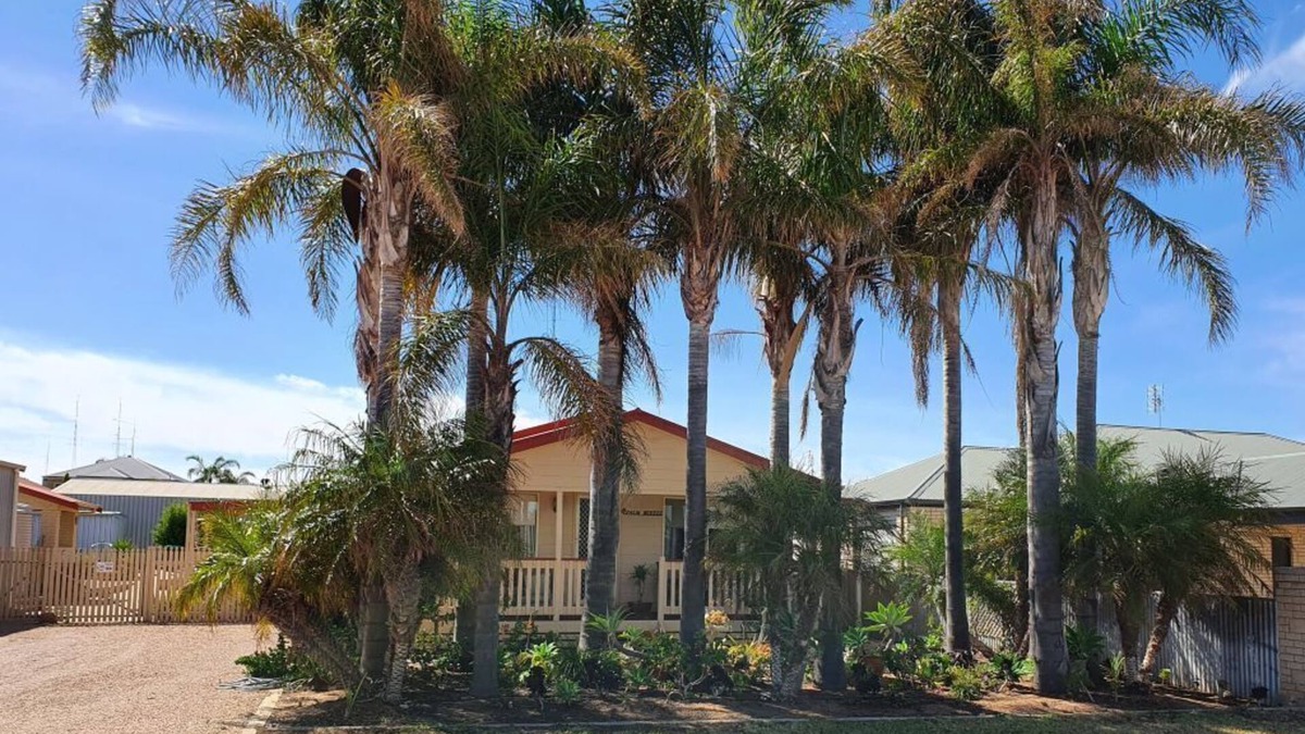 Moonta Bay House | Beautiful beach house - 4-bedroom -with AC and WiFi in Moonta Baynn