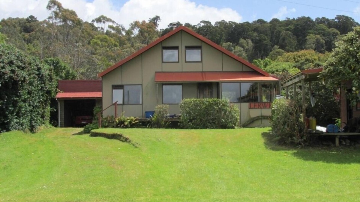 Oban House | Beautiful beach front location with stunning views