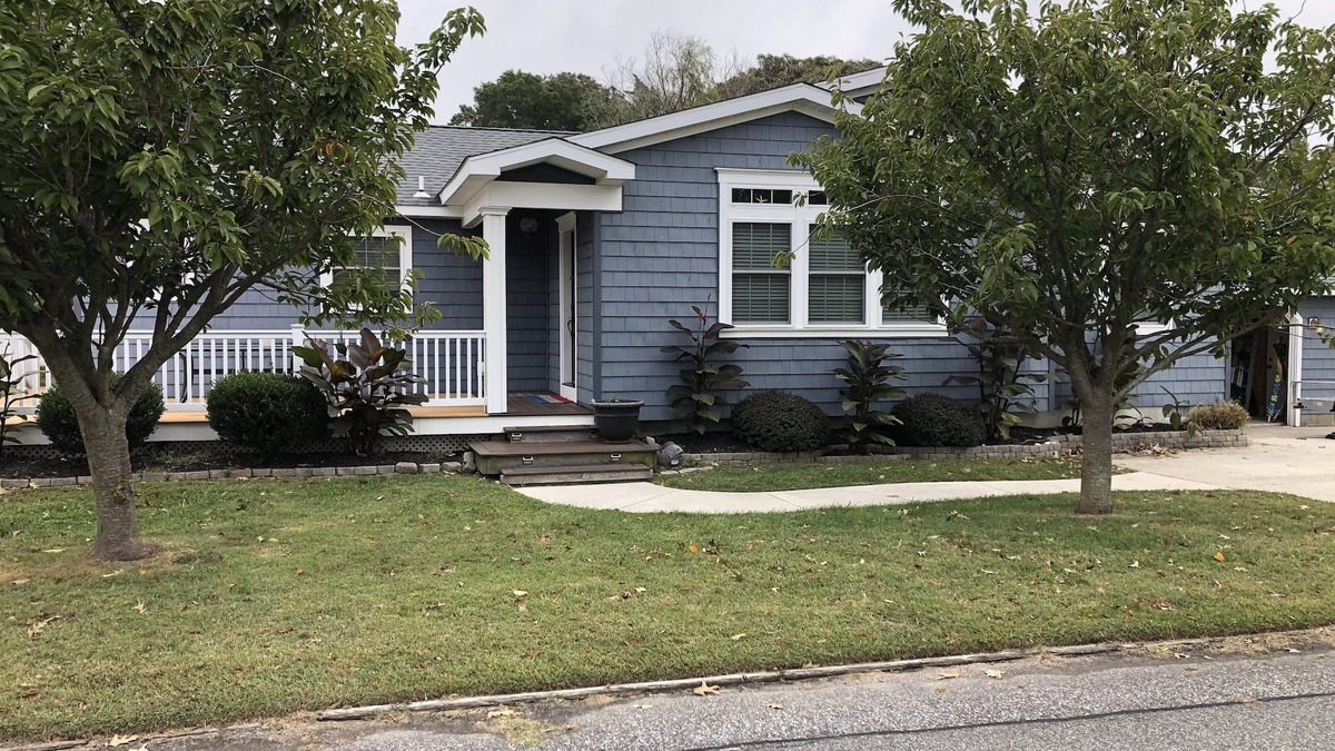Town Bank House | Beautiful Beach Escape 1 block from the beach