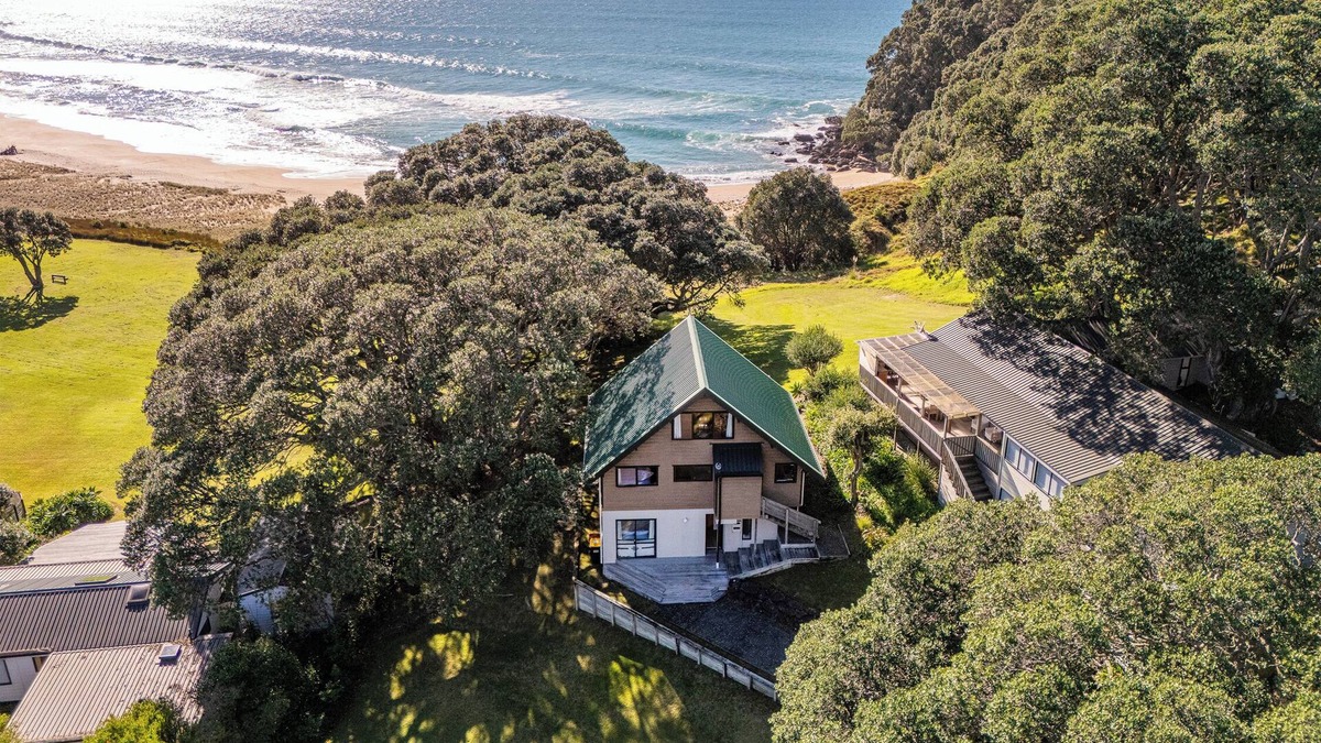 Onemana House | Beautiful Beachfront – Absolute Oceanfront 5BR Timber Home with Stunning Views