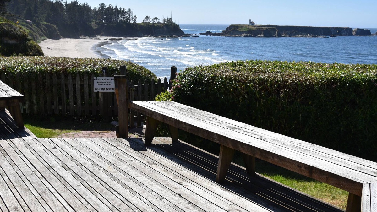 Coos Bay House | Beautiful Beachfront Home on Lighthouse Beach