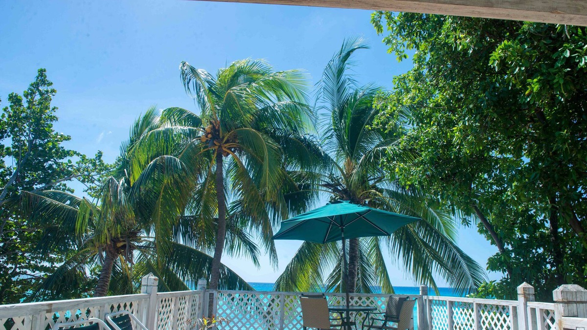 Worthing Villa | BEAUTIFUL BEACHFRONT LOCATION! On The Beach Villa, sleeps 8. Villa Benjamin.