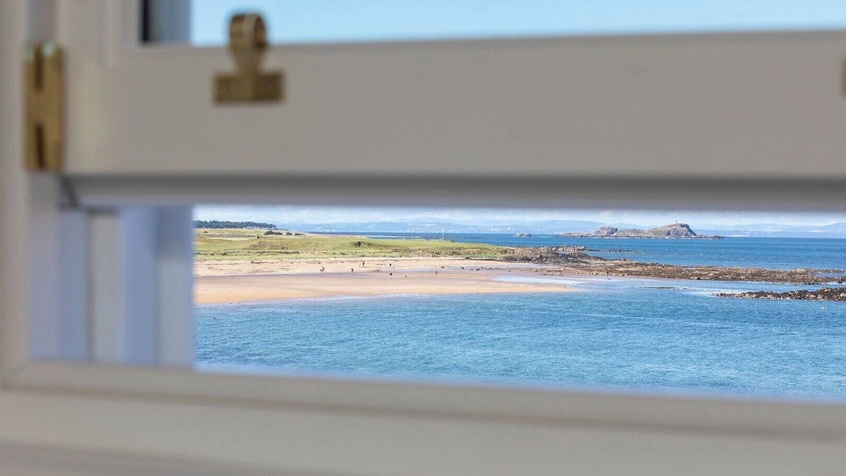 North Berwick Apartment | Beautiful beachside villa, with uninterrupted views across to the Fife coastline. Sleeps 8.