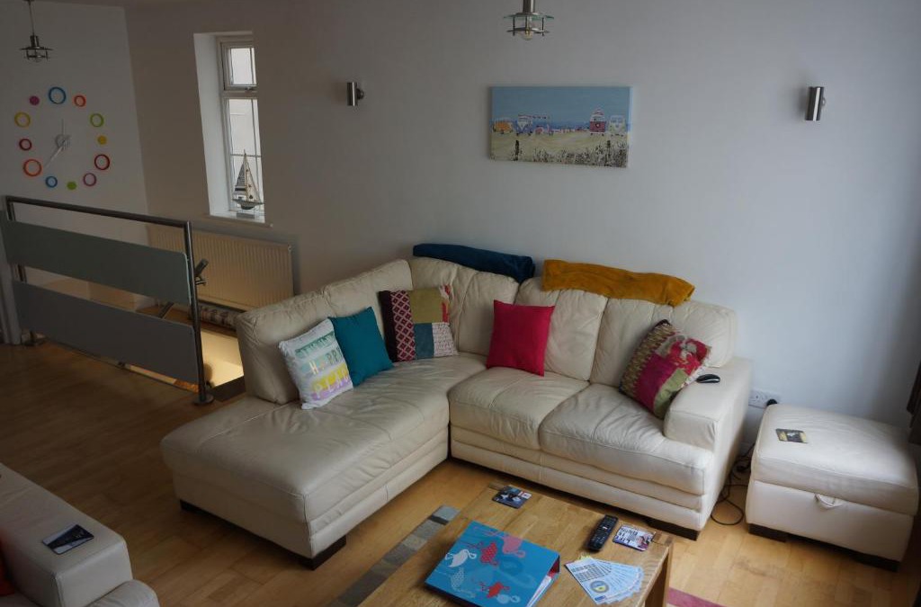 Portsmouth House | Beautiful beachside detached house with garage, FREE parking and garden