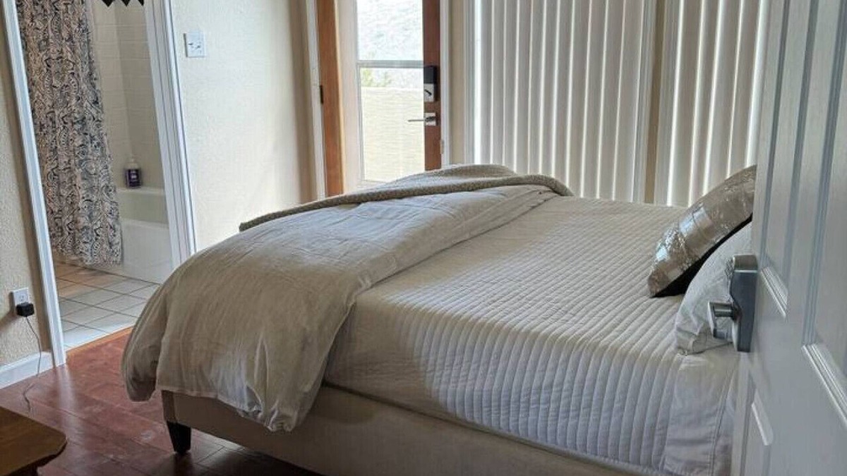 Fruita House | Beautiful bedroom with bath