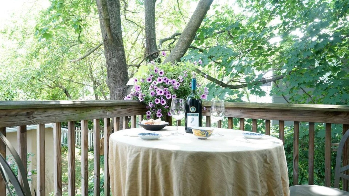 Belmont House | Beautiful Belmont Apartment, Walk Everywhere!!