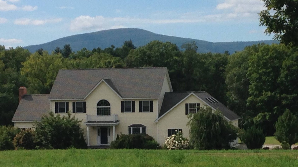 Sheffield House | Beautiful Berkshire Home - Enjoy summer, fall & winter attractions
