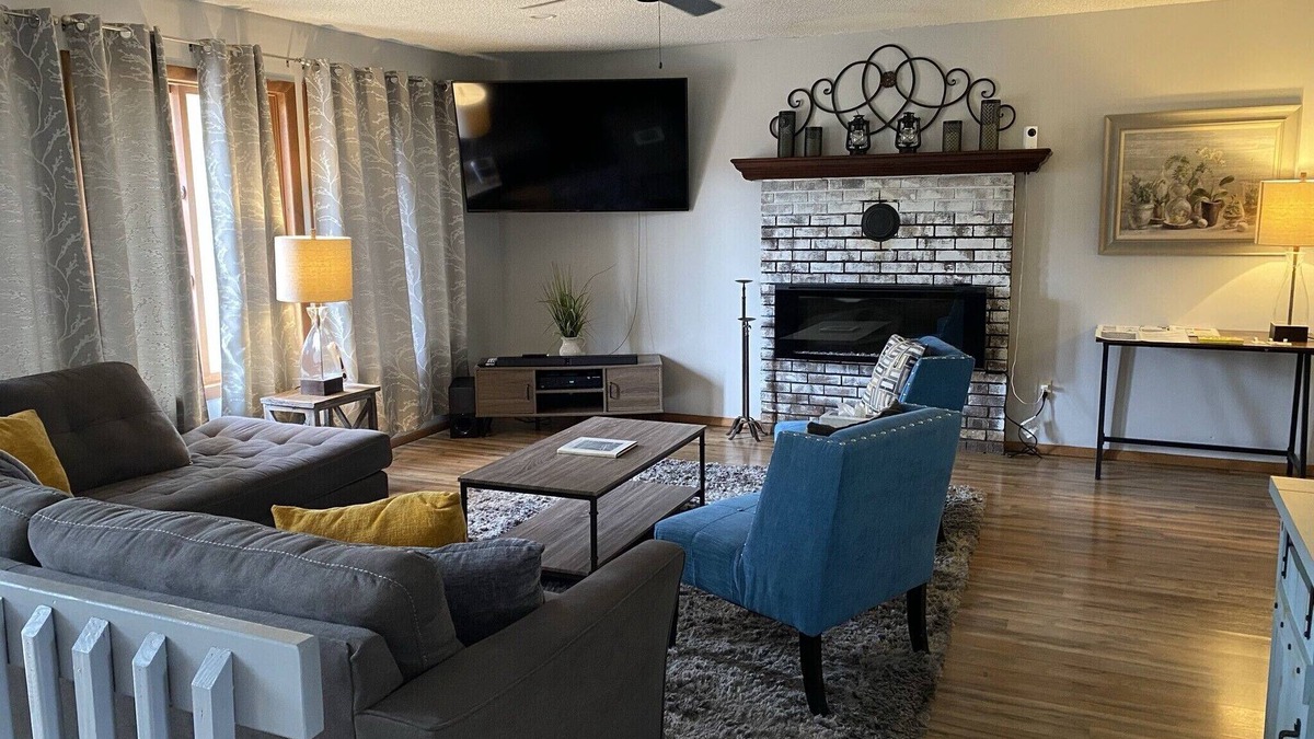 Bushkill House | Beautiful Bi-level. Game room with pool table, 5 UHDTVs, WiFi. Central heat/air.