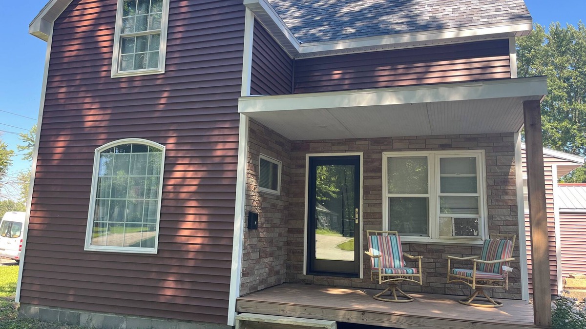 Storm Lake House | Beautiful Big 3-bedroom house with WiFi, AC in tranquil Storm Lake