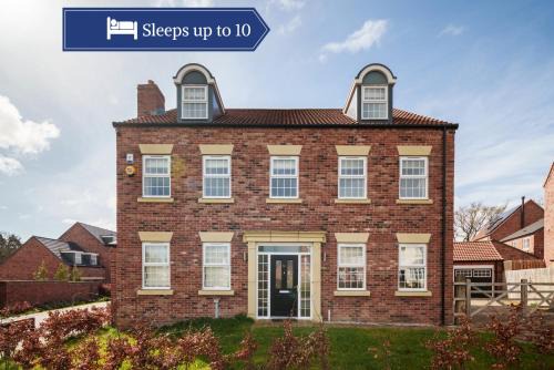 Adel House | Beautiful Big Family Home - Sleeps 10, Park 3 Cars